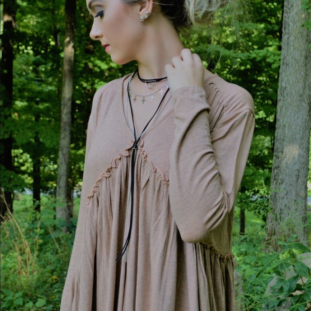 Desert sand long sleeve with necklace